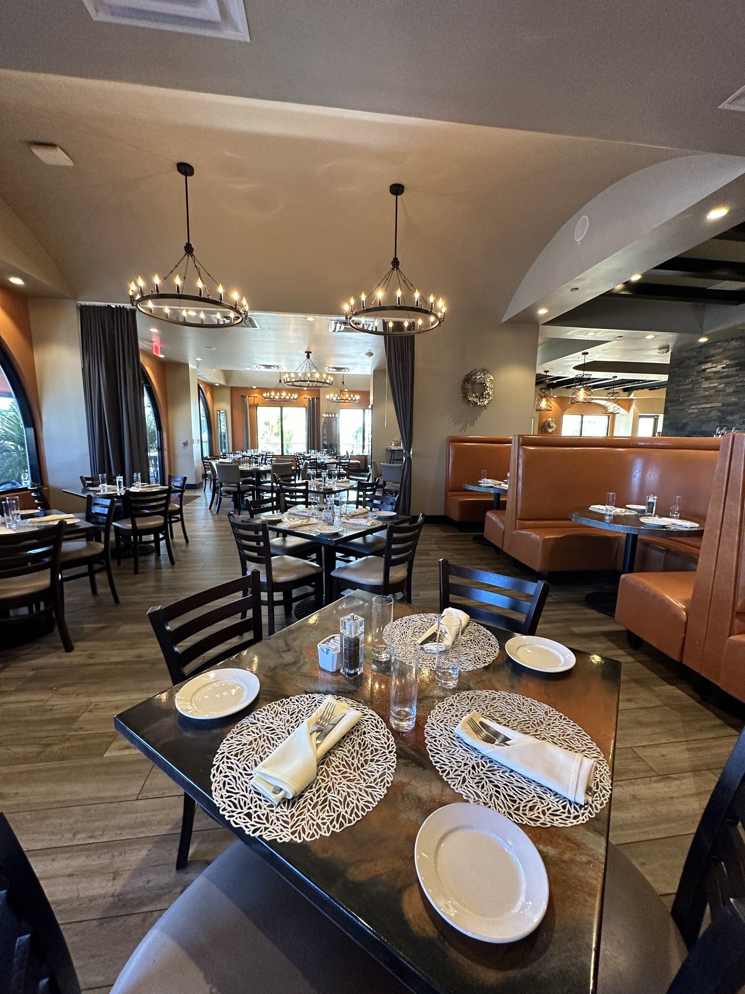 Interior del restaurante Castile en St Pete Beach con mesas fijas y reservados