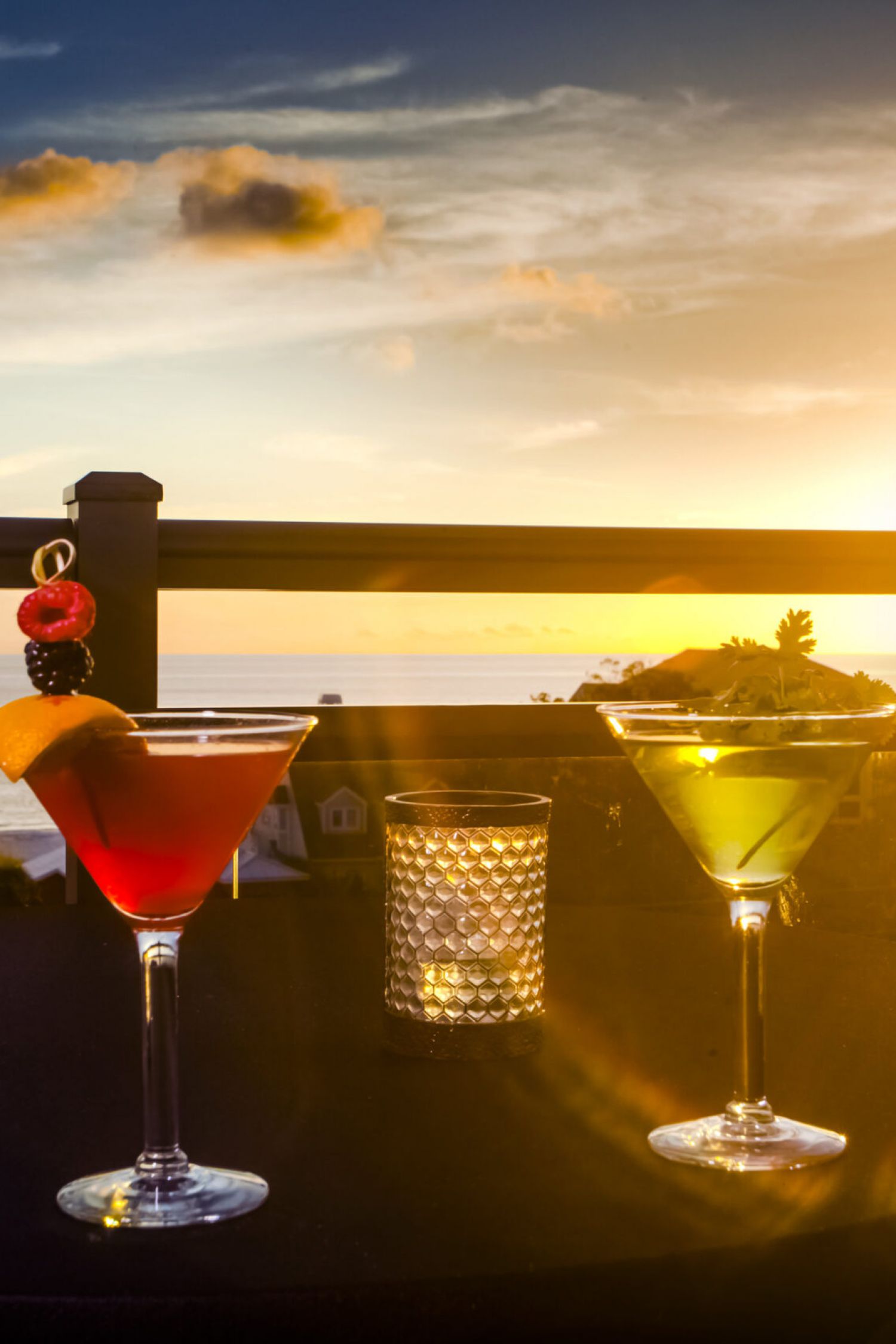 Bebidas en una mesa durante una hermosa puesta de sol de Florida en el Restaurante Castilla