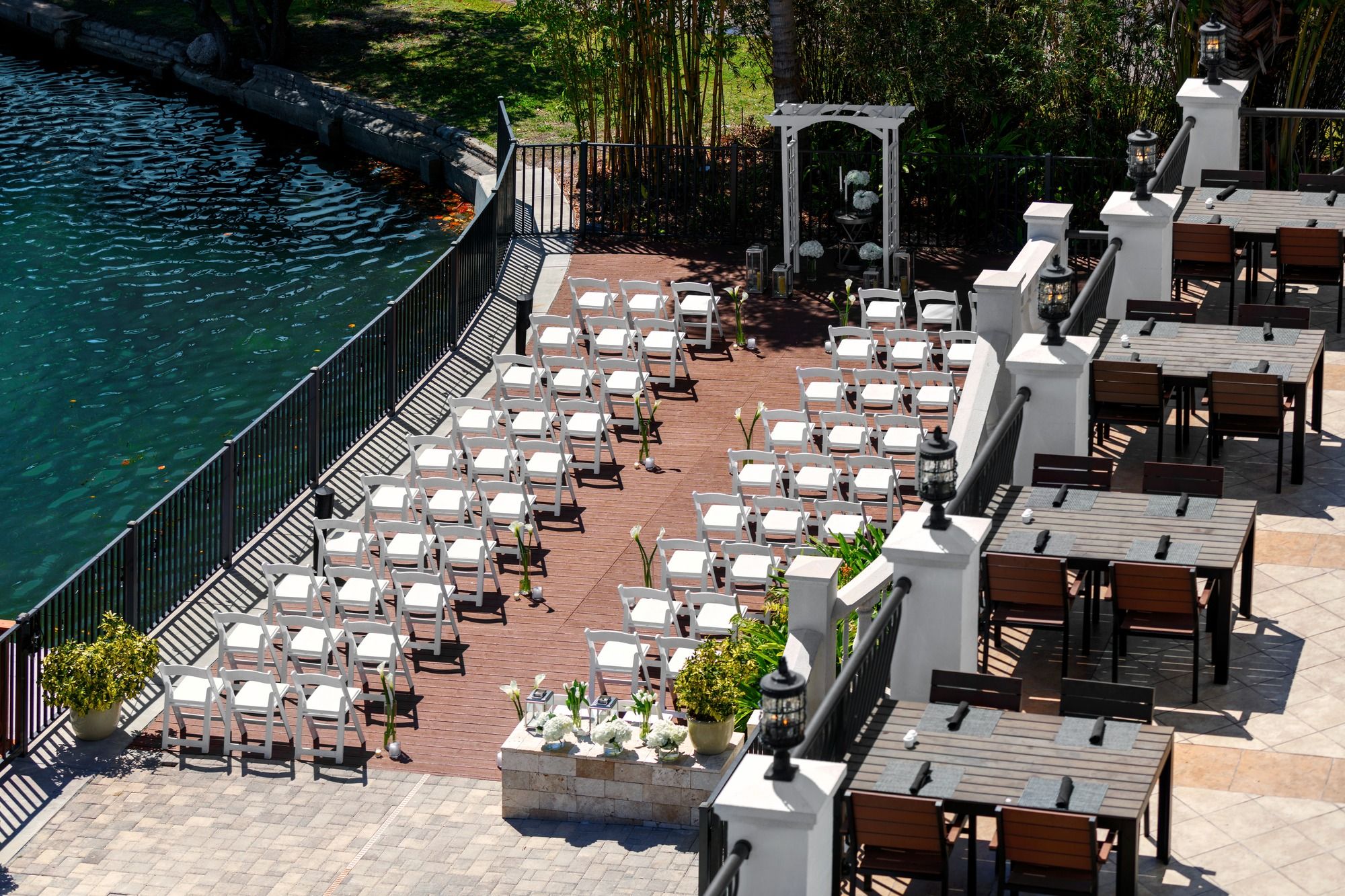vista del espacio para eventos perfecto para bodas con sillas al aire libre y hermoso entorno y vista del agua