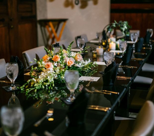 mesa preparada para un banquete de boda en uno de los espacios para eventos del Hotel Zamora