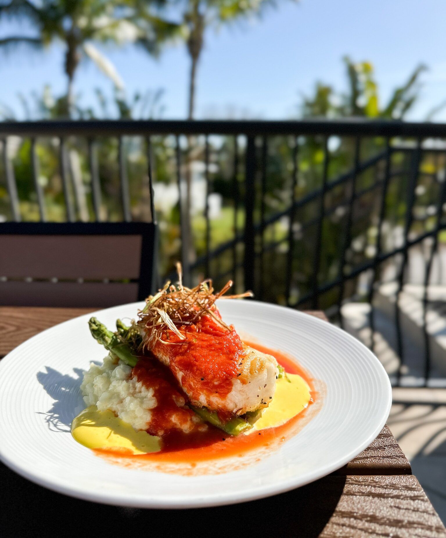 Plato de restaurante de alta gama en una mesa al aire libre, elaborado por Castile Restaurant en St. Pete Beach, FL