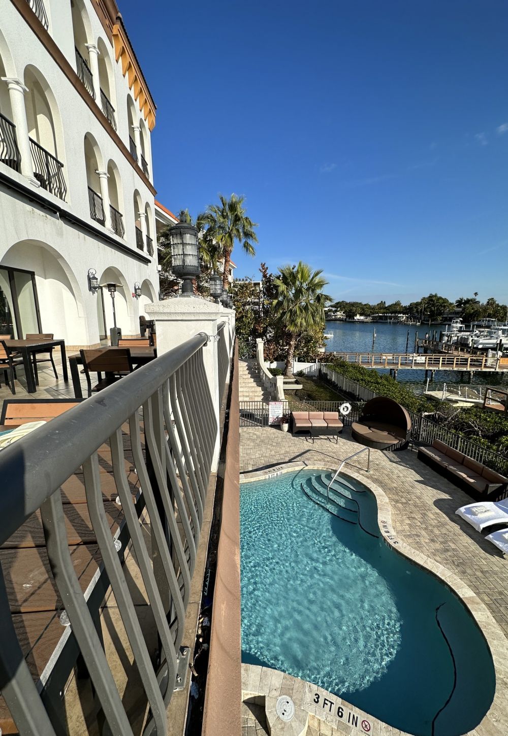 Cómodo sofá bajo una cabaña en un bar de la azotea con vistas al agua en St Pete Beach