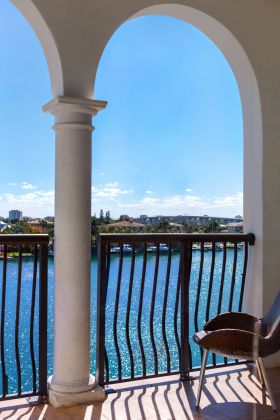 hermosa vista desde el balcón de la habitación del hotel con agua brillante