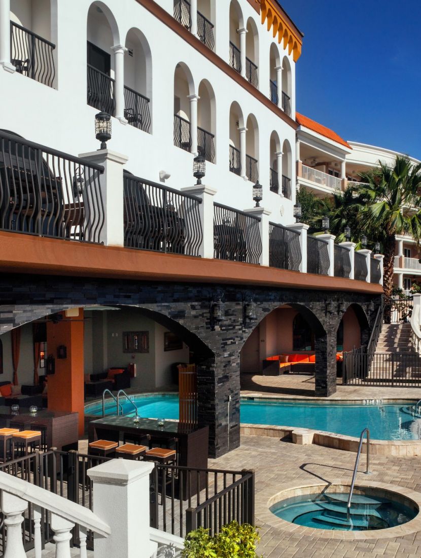 Preciosa piscina climatizada al aire libre en el Hotel Zamora