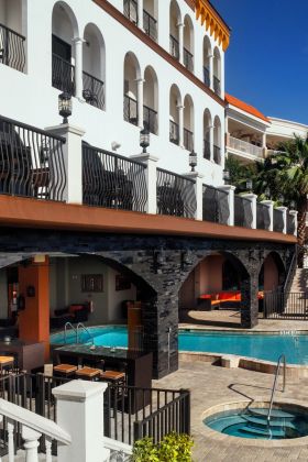 Preciosa piscina climatizada al aire libre en el Hotel Zamora