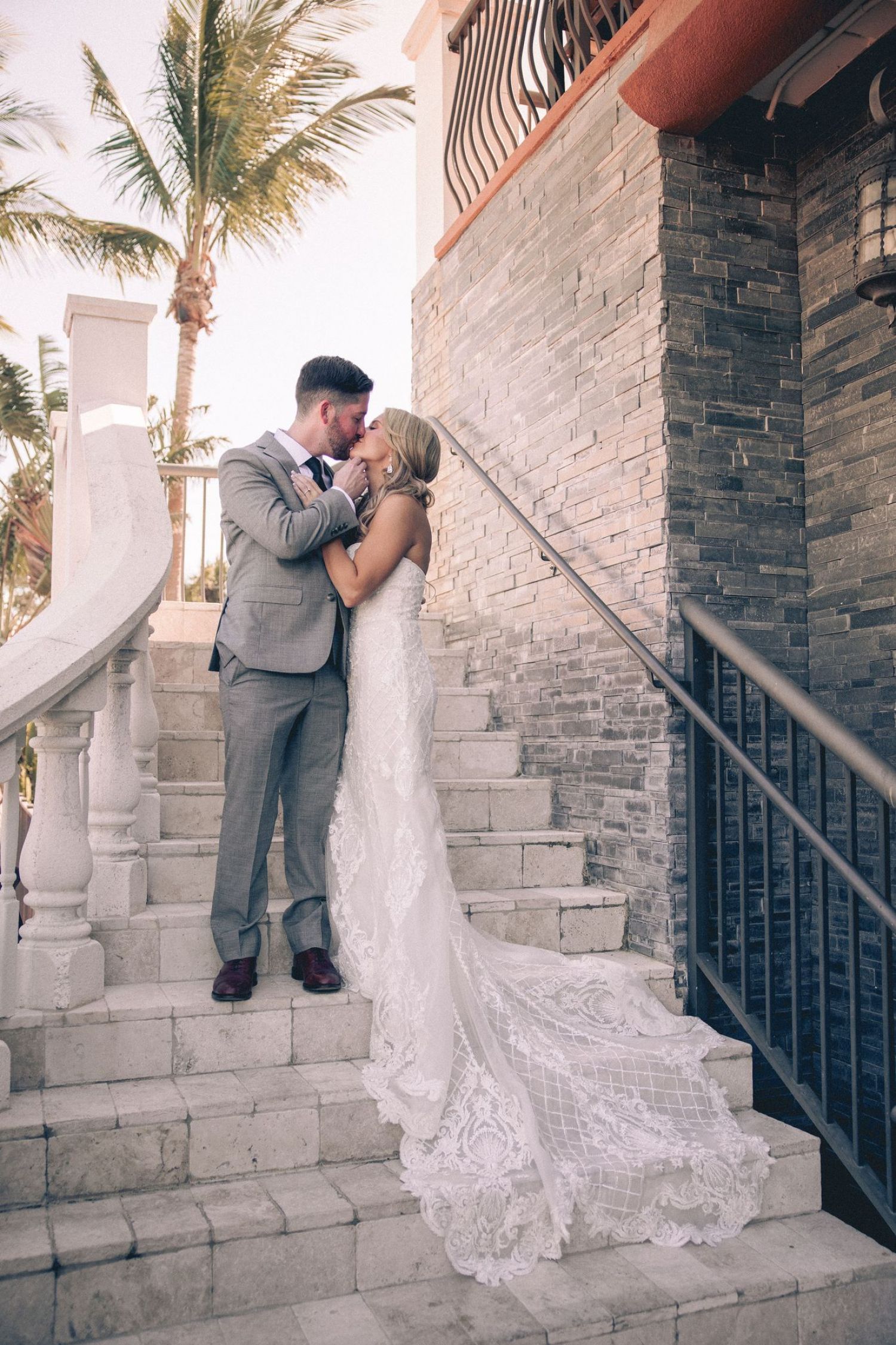 Pareja a punto de casarse besándose en la escalinata del Hotel Zamora