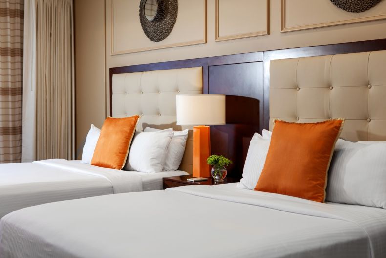 Primer plano de dos camas de matrimonio en una habitación de hotel